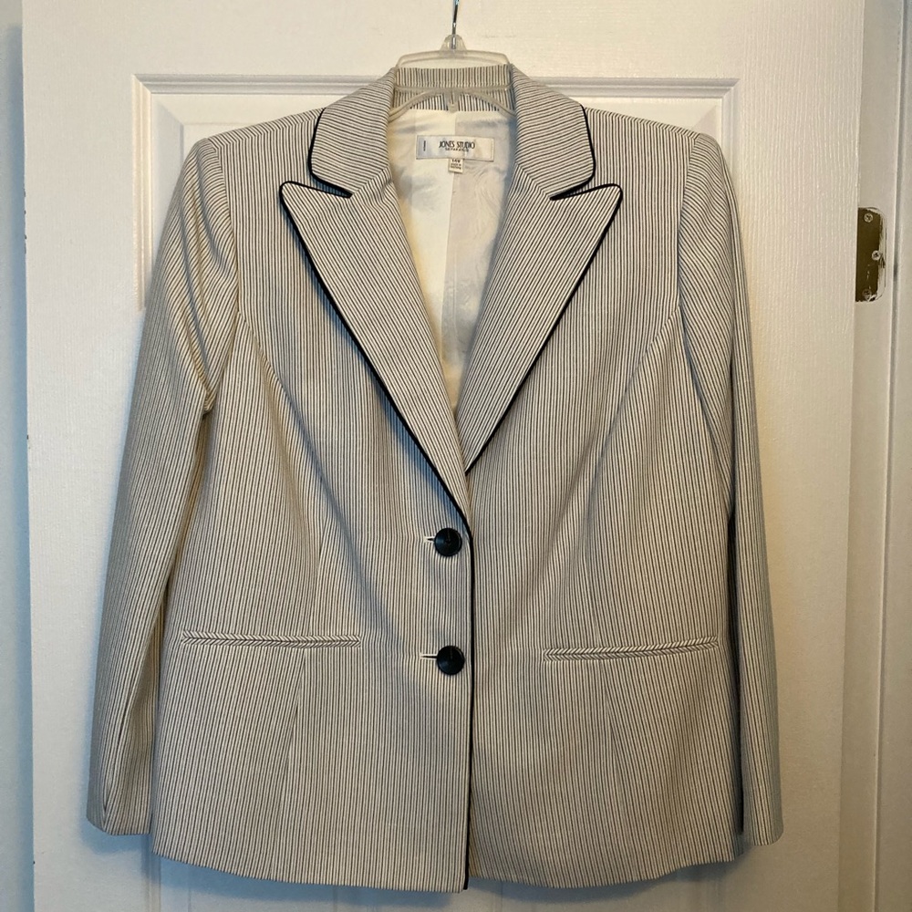 Jones Studio Black/Gray/Cream Pinstripe Blazer with Black Accents.